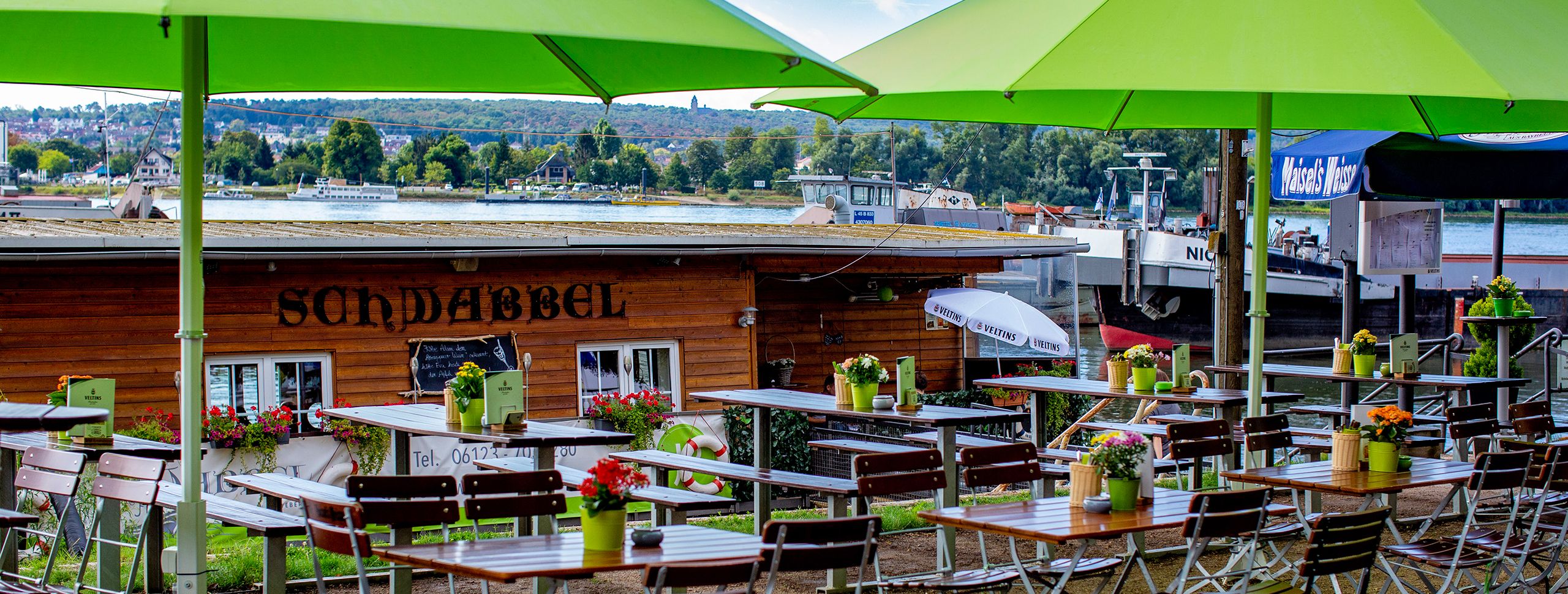 Buchen Sie die Eventlocation im Rheingau unser schönes Hausboot namens Schwabbel.